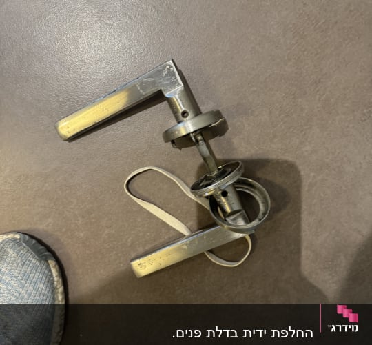 ידית דלת מתכתית מפורקת עם חלקים נוספים